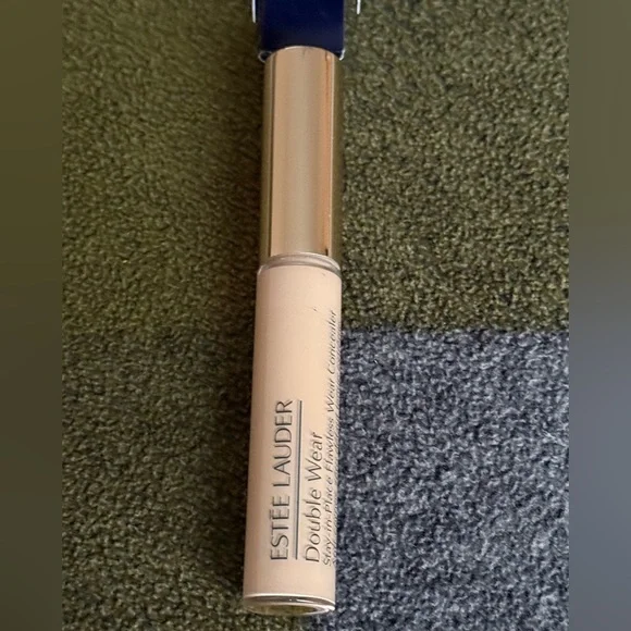 Estée Lauder Double Wear Stay-in-Place Flawless Wear Concealer: Light (Cool) 1C - Picture 10 of 14